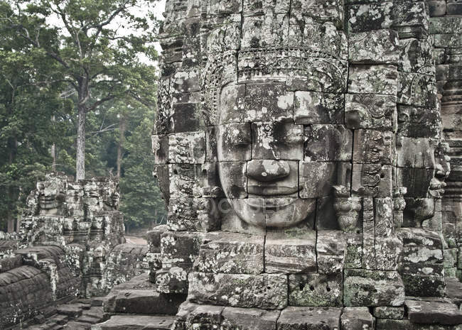 Гигантская каменная голова в храме Байон — стоковое фото