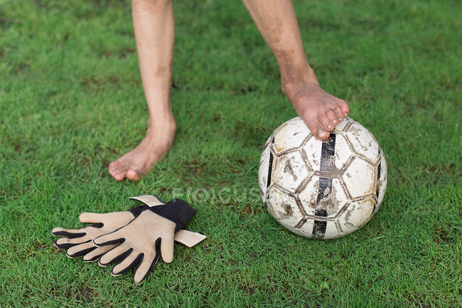 Menino de pé com bola — Fotografia de Stock