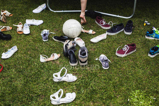 Crianças sapatos na grama — Fotografia de Stock