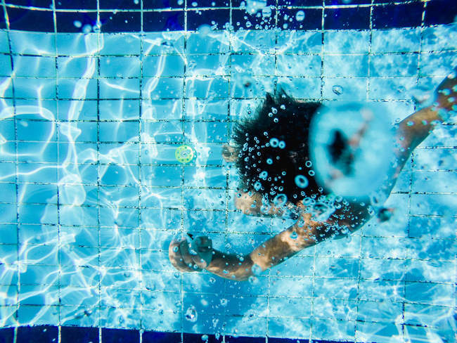 Garçon nageant sous l'eau — Photo de stock