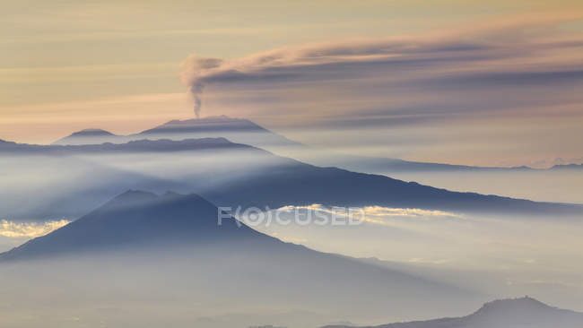 Активный вулкан на рассвете — стоковое фото