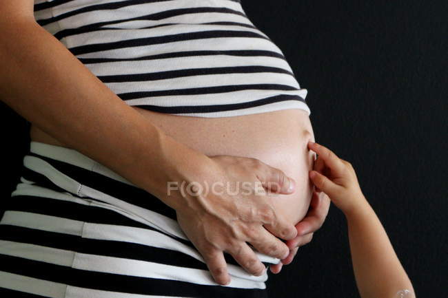 Donna incinta tenendo la pancia — Foto stock