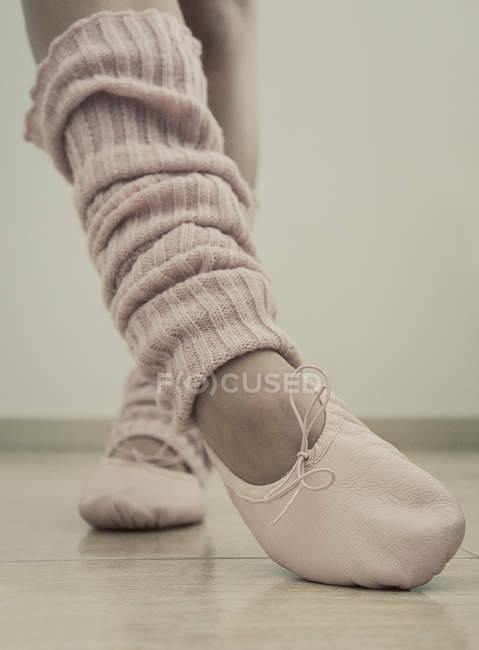 Zapatos de ballet y calentadores de piernas - foto de stock