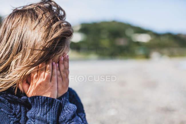 Toddler standing on the beach — Stock Photo