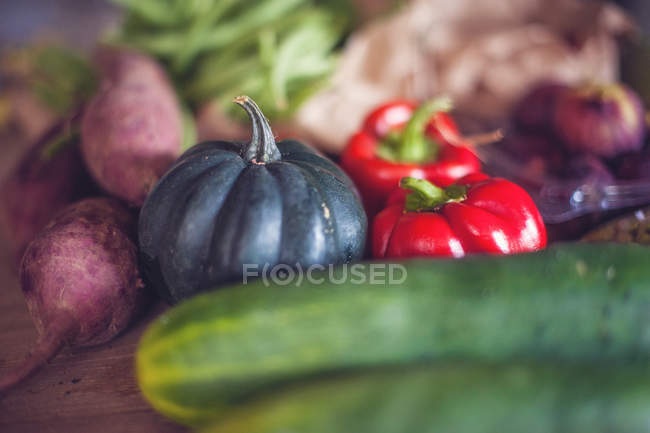 Primer plano de las verduras frescas - foto de stock