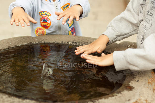 Meninos jogando por fonte — Fotografia de Stock