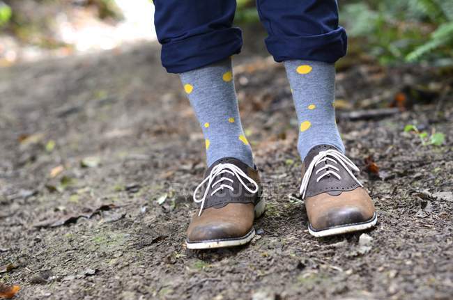 Точкові шкарпетки на ногах — стокове фото