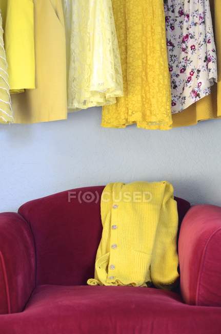 Жовті сукні і кардиган — стокове фото