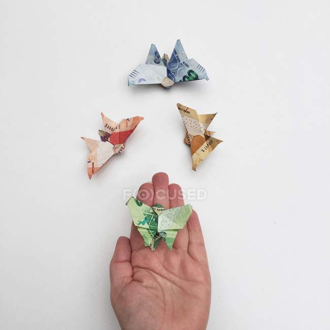 Mariposas de origami hechas de dinero - foto de stock