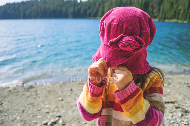 Menina puxando o chapéu para baixo — Fotografia de Stock