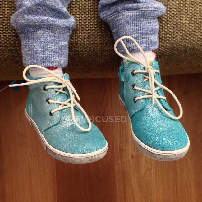 Pernas de criança usando sapatos turquesa — Fotografia de Stock