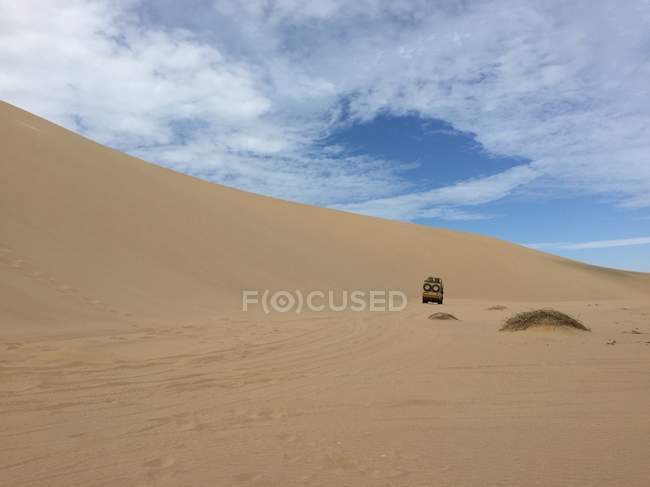 Автомобіль в Ревіння піщані дюни — стокове фото