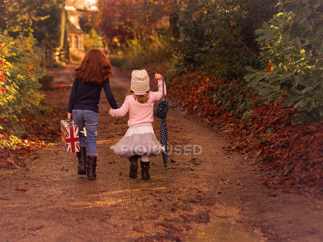 Two sisters walking country path — Stock Photo