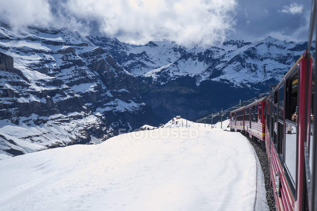 Горный поезд в горах в снегу — стоковое фото