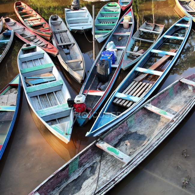 Возвышенный вид лодок в реке — стоковое фото