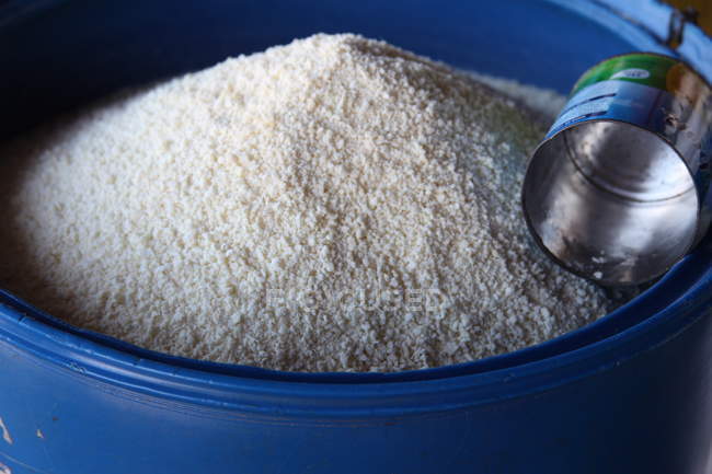 Bowl with manioc flour at market — Stock Photo