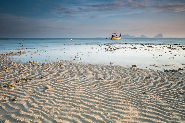 Spiaggia sabbiosa con bassa marea — Foto stock