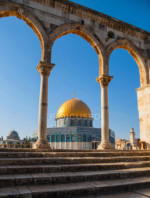 Stone arches and Dome of the Rock — Stock Photo