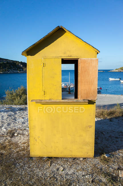 Желтая пляжная хижина — стоковое фото