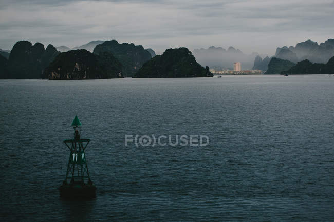 Baie d'Halong dans la brume matinale — Photo de stock