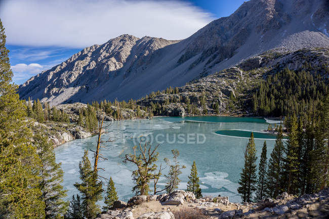 Paisaje de montaña con lago glaciar - foto de stock