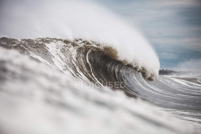Large breaking wave — Stock Photo