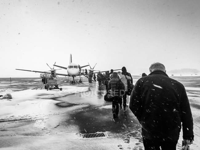 Passagers embarquant dans un petit avion — Photo de stock