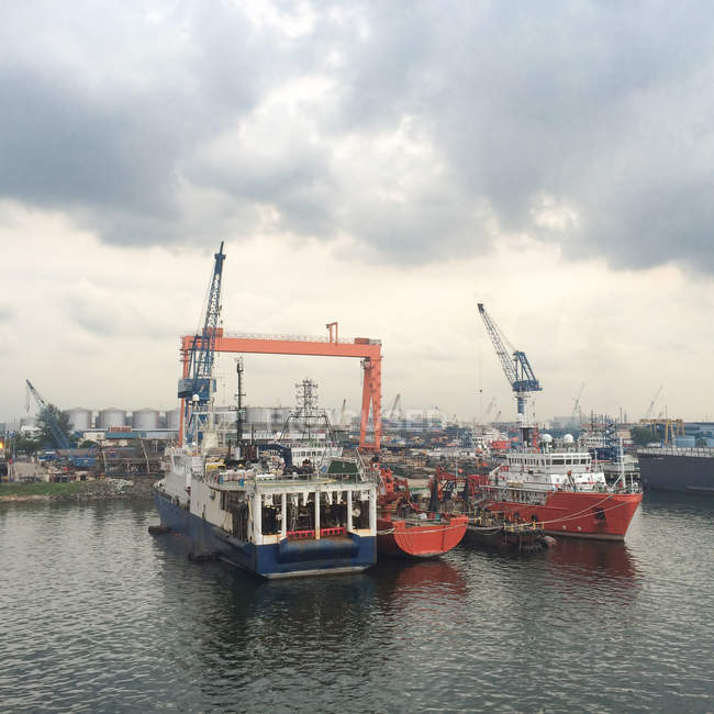 Barcos industriales amarrados en el muelle - foto de stock