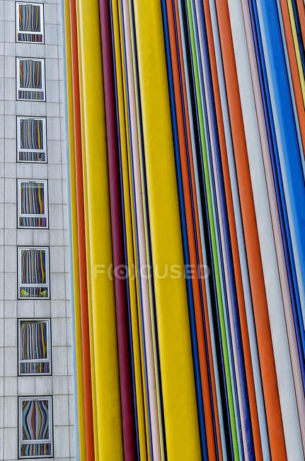 Fachada listrada colorida — Fotografia de Stock
