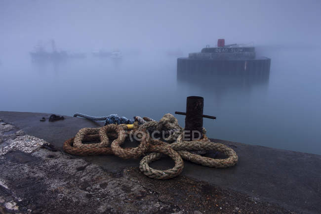 Niebla escena del puerto - foto de stock