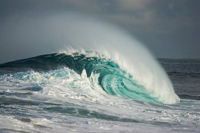 Onda quebrando no oceano — Fotografia de Stock