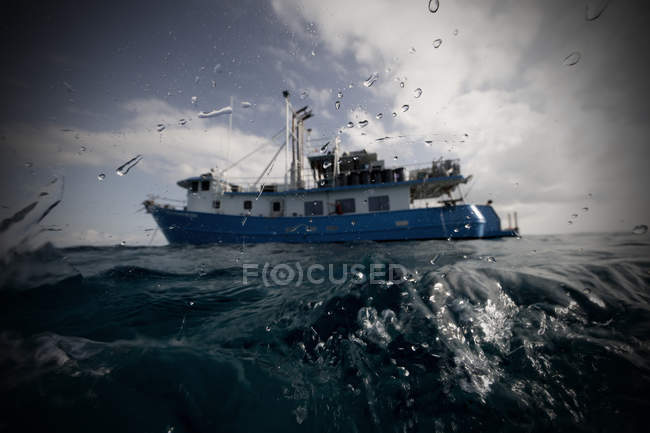Vista de superfície do barco no mar — Fotografia de Stock