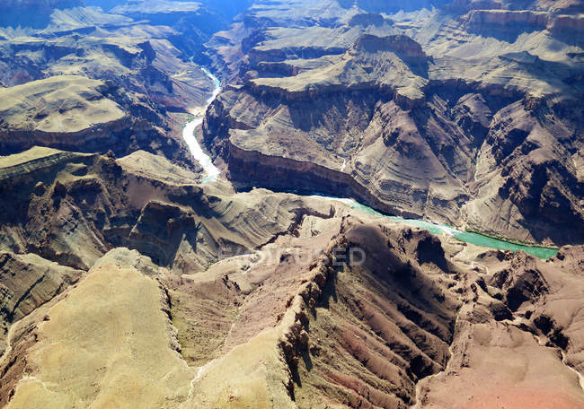 Vista elevada con río en valle - foto de stock