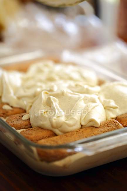 Zubereitung von Tiramisu-Kuchen — Stockfoto