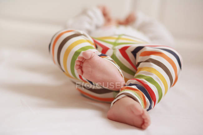 Bulgarie, Gros plan des pieds de bébé — Photo de stock