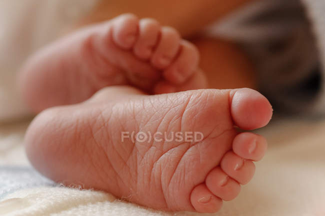 Primer plano de los pies del bebé - foto de stock