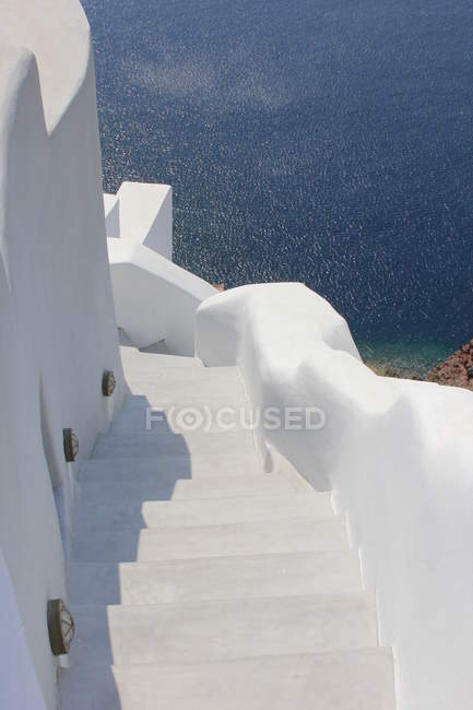 Weiße Stufen und Mauer — Stockfoto