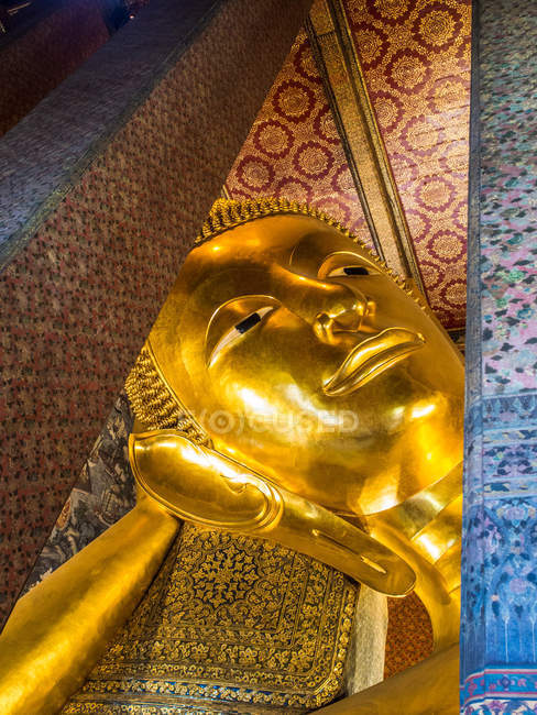 Gold statue of lying Buddha — Stock Photo