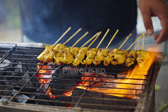 Bastoncini di satay sul barbecue — Foto stock