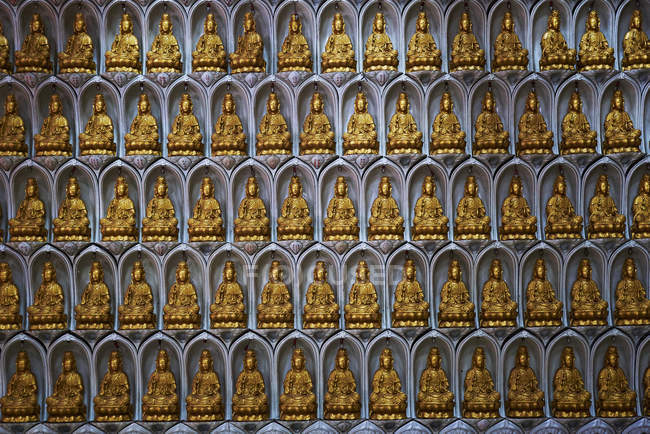 Mur de statues de Bouddha — Photo de stock