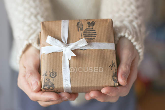 Woman holding christmas gift — Stock Photo
