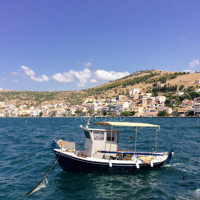 Човен в порт Amfilohia — стокове фото