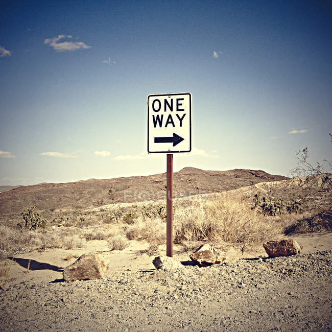 Односторонний знак в пустыне — стоковое фото