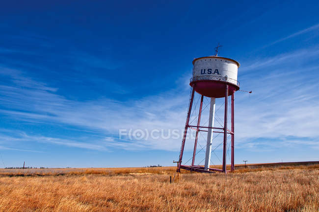 Torre de agua inclinada en el campo - foto de stock