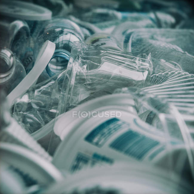 Botellas de plástico en el centro de reciclaje - foto de stock