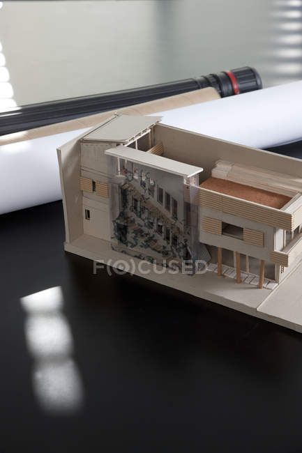 Планы строительства и модель здания — стоковое фото