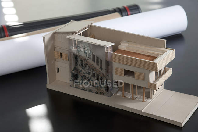 Planes y modelo de construcción sobre la mesa - foto de stock