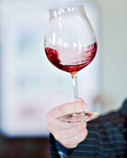 Vinho tinto em vidro — Fotografia de Stock