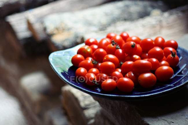 Teller mit Baby-Pflaumen-Tomaten — Stockfoto