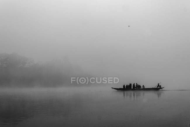 Silueta de barco en la niebla - foto de stock